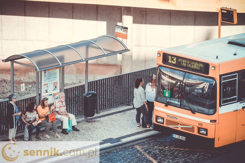 sennik czekasz na autobus