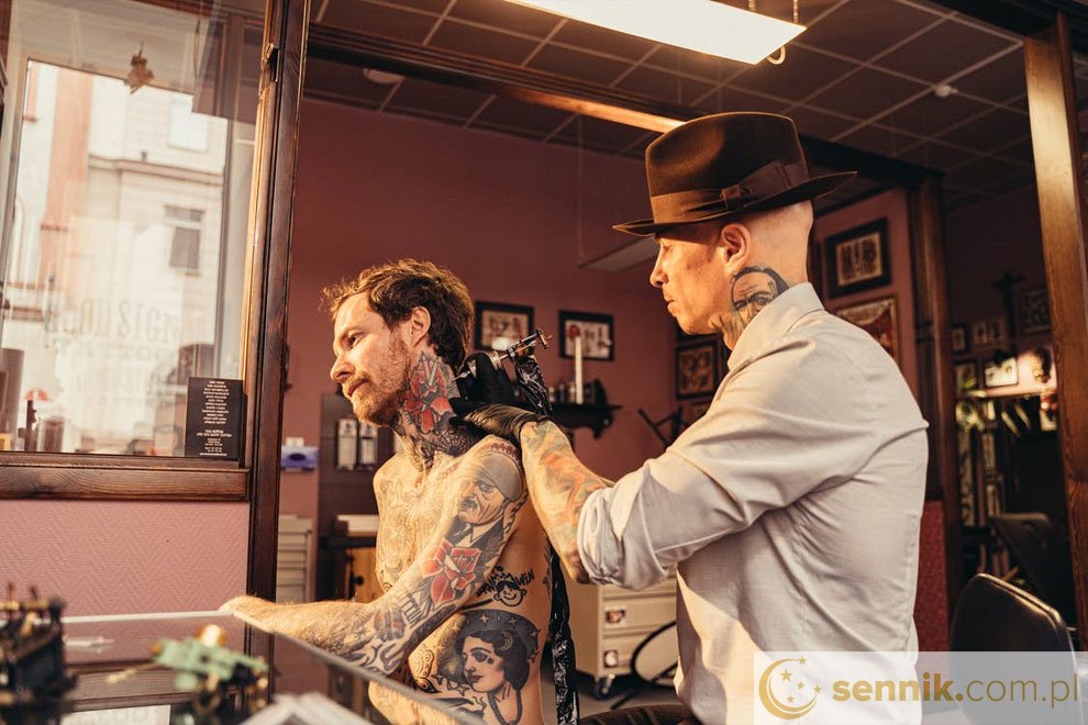 robić tatuaż w salonie tatuażu